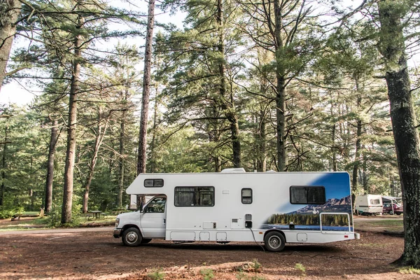 Lago de dos ríos Camping Parque Nacional Algonquin Hermoso paisaje de bosque natural Canadá Aparcado autocaravana RV —  Fotos de Stock