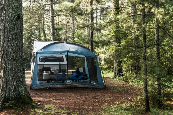 2 つの川キャンプ場アルゴンキンの国立公園の美しい自然林風景カナダ テント キャンピングカーの湖 — ストック写真