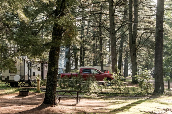 Poel van twee rivieren Camping Algonquin Nationaalpark mooi natuurlijk boslandschap Canada geparkeerd Rv camper auto — Stockfoto