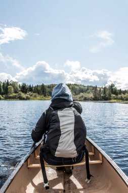 Kano ile güneşli bulutlu günde iki nehir Ontario Kanada algonquin milli parkta gölde Kano kız