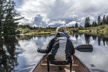 Kano ile güneşli bulutlu günde iki nehir Ontario Kanada algonquin milli parkta gölde Kano kız