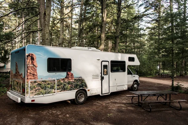 See von zwei Flüssen Campingplatz Algonquin Nationalpark schöne natürliche Waldlandschaft canada geparkt rv Wohnmobil — Stockfoto
