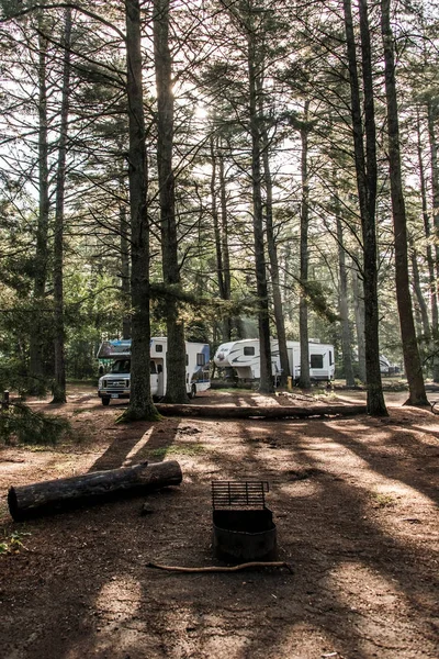 Canadá Parque Nacional de Algonquin 30.09.2017 Parque de Campismo em RV Lago dois rios Parque de Campismo Bela paisagem florestal natural — Fotografia de Stock