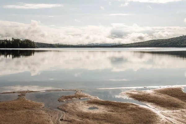 カナダ オンタリオ湖水アルゴンキン国立公園の近くの 2 つの川ビーチ — ストック写真
