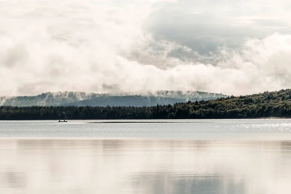 Канада Онтарио Озеро двух рек Каноэ-Каноэ на воде в национальном парке Алгонкин — стоковое фото
