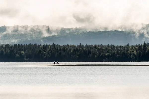 Canada Ontario poel van twee rivieren kano kano's op in de buurt van het water in het Algonquin Nationaal Park — Stockfoto