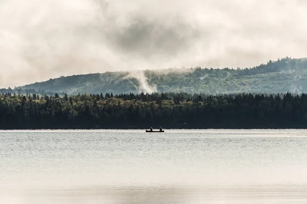 Canadá Ontario Lago de dos ríos Canoa Canoas cerca del agua en el Parque Nacional Algonquin —  Fotos de Stock