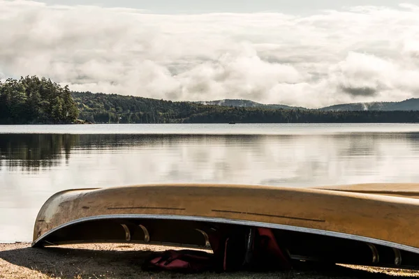 加拿大安大略湖两条河独木舟停泊在海滩附近水在阿冈昆国家公园 — 图库照片