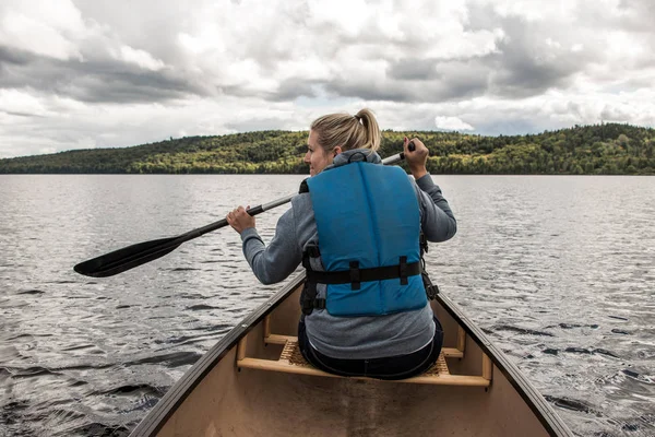 Kenu, kajak-kenu a két folyó, a algonquin nemzeti park a kanadai Ontario-tó napos felhős napon lány — Stock Fotó