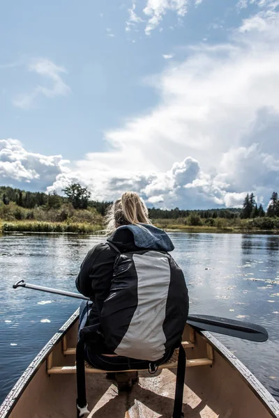 Canoa ragazza con canoa sul lago di due fiumi nel parco nazionale algonquin in Ontario Canada nella giornata soleggiata nuvolosa — Foto Stock