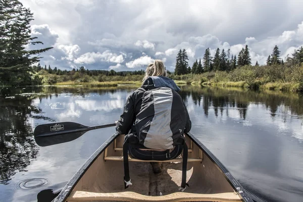 晴れた曇り日カナダ オンタリオ州のアルゴンキン州立国立公園の 2 つの川の湖にカヌーでカヌーの女の子 — ストック写真