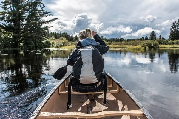 Kenu, kajak-kenu a két folyó, a algonquin nemzeti park a kanadai Ontario-tó napos felhős napon lány — Stock Fotó