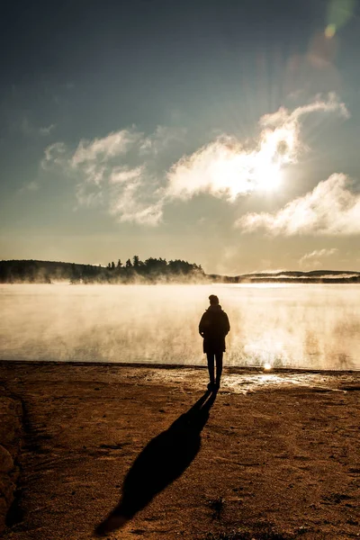 Hermosa mujer de pie lago de dos ríos algonquin parque nacional Canadá mirar la niebla del amanecer en el pantano nublado niebla —  Fotos de Stock