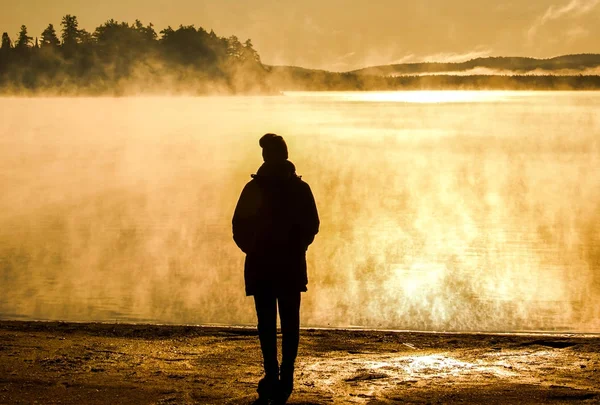 Bella donna in piedi lago di due fiumi algonquin parco nazionale Canada sguardo foschia alba nella nebbia nuvoloso palude — Foto Stock