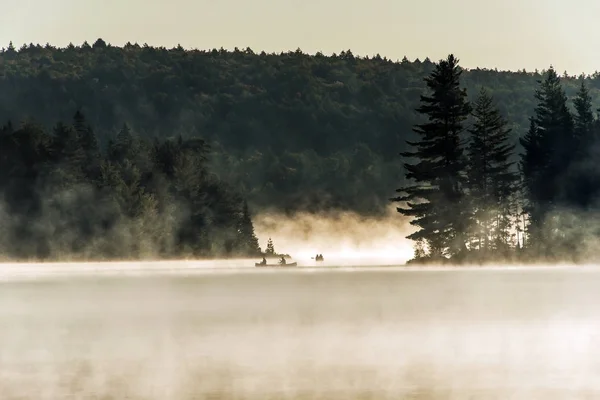 Kanada Ontario-tó két folyók kajak-kenu ködös víz sunrise köd arany óra a víz a Algonquin Nemzeti Park — Stock Fotó