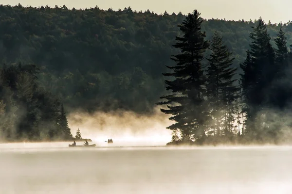 Canada Ontario poel van twee rivieren kano kano's mistige water zonsopgang mist gouden uur op het water in het Algonquin Nationaal Park — Stockfoto