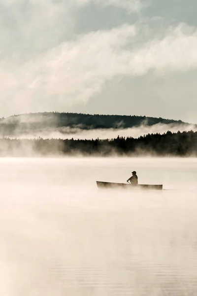 Canadá Ontario Lago de dos ríos Canoa Canoas agua brumosa amanecer niebla hora dorada en el agua en el Parque Nacional Algonquin — Foto de Stock