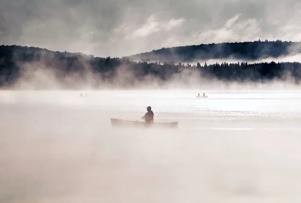 Kanada Ontario-tó két folyók kajak-kenu ködös víz sunrise köd arany óra a víz a Algonquin Nemzeti Park — Stock Fotó