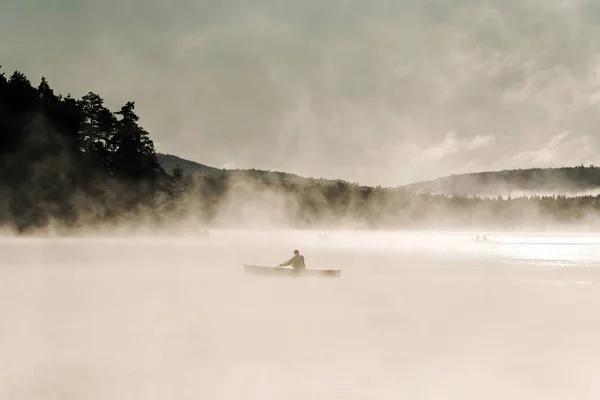 Kanada Ontario-tó két folyók kajak-kenu ködös víz sunrise köd arany óra a víz a Algonquin Nemzeti Park — Stock Fotó