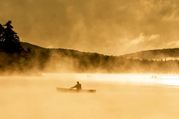 Canadá Ontario Lago de dos ríos Canoa Canoas agua brumosa amanecer niebla hora dorada en el agua en el Parque Nacional Algonquin — Foto de Stock