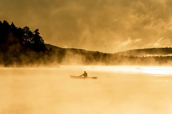 Kanada Ontario-tó két folyók kajak-kenu ködös víz sunrise köd arany óra a víz a Algonquin Nemzeti Park — Stock Fotó