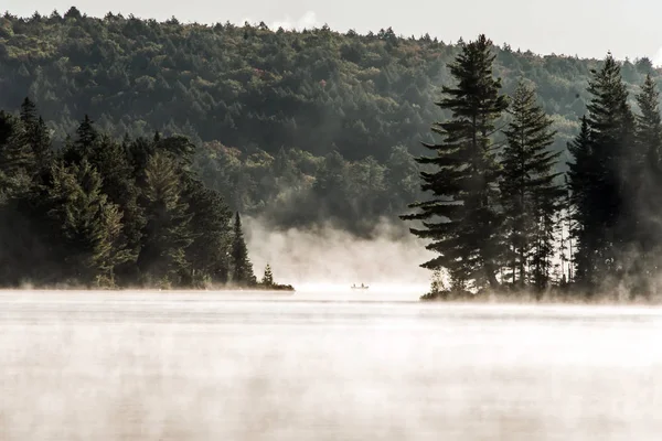 Canada Ontario Lago di due fiumi Canoa Canoe nebbia acqua alba nebbia ora d'oro sull'acqua nel Parco Nazionale di Algonquin — Foto Stock