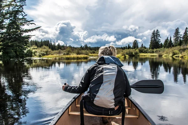 Flicka som kanotpaddling med kanot på sjön av två floder i algonquin national park i Ontario Kanada soliga mulen dag — Stockfoto