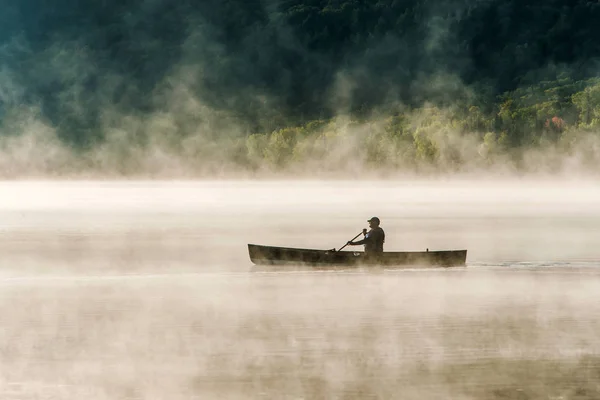 Canadá Ontário Lago de dois rios Canoas Canoas nevoeiro água nascer do sol neblina hora de ouro na água no Parque Nacional Algonquin — Fotografia de Stock