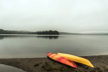 Kanada Ontario Gölü iki nehir gri sabah karanlık atmosfer Kano Kano plaj su Algonquin Milli Parkı'nda Park