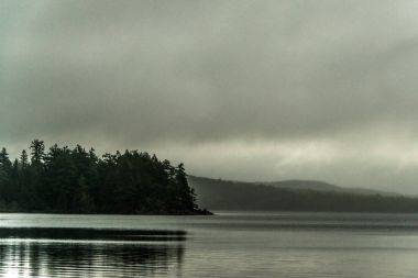 Kanada Ontario Gölü iki nehir gri sabah karanlık atmosfer küçük pinetree adada su Algonquin Milli Parkı
