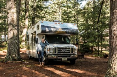 Kanada Algonquin Milli Parkı 30.09.2017 kadının önünde Rv Park camper Gölü iki nehir kamp Amerika Cruise