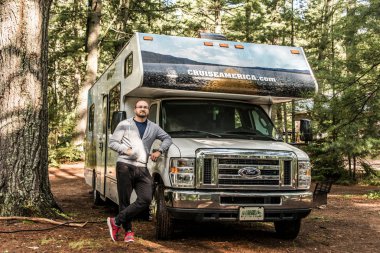 Kanada Algonquin Milli Parkı 30.09.2017 adamın önünde Rv Park camper Gölü iki nehir kamp Amerika Cruise