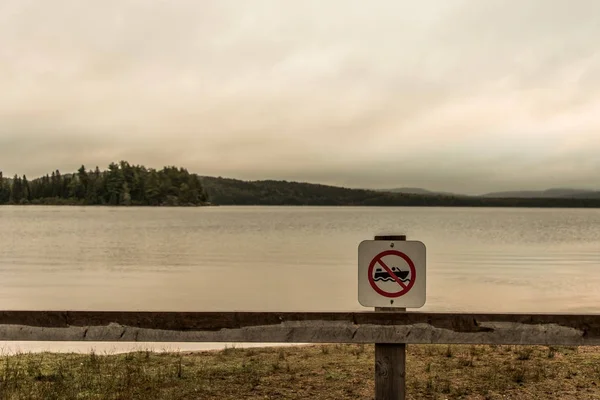 Kanada-Ontario-tó két folyók szürke reggel sötét hangulatot jel strand nem engedélyezett az Algonquin Nemzeti Park motorcsónakok — Stock Fotó