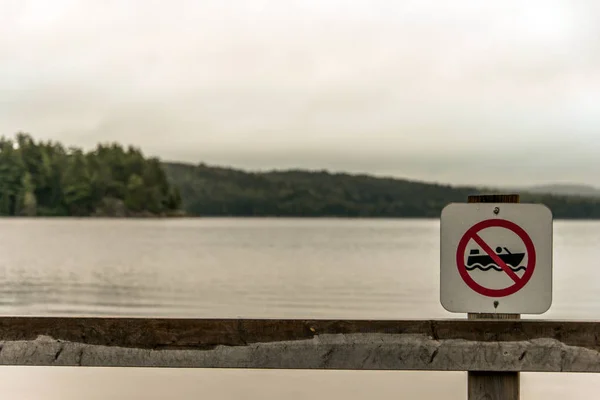 Kanada Ontario sjön två floder grå morgon mörk atmosfär logga beach inga motorbåtar som tillåts i Algonquin National Park — Stockfoto