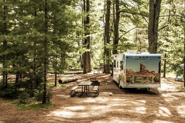 Kanada Algonquin National Park 30.09.2017 parkerad husvagn husbil sjön två floder Campground vackra Cruise America — Stockfoto