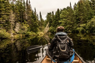Kano ile bulutlu günde iki nehir Ontario Kanada algonquin milli parkta gölde Kano kız