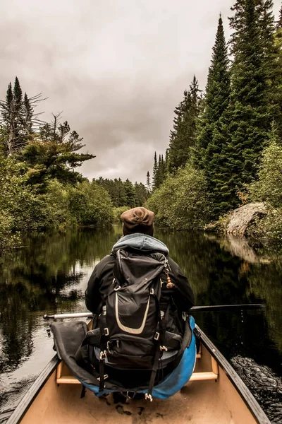 Niña piragüismo con canoa en el lago de dos ríos en el parque nacional algonquin en Ontario Canadá en día nublado — Foto de Stock