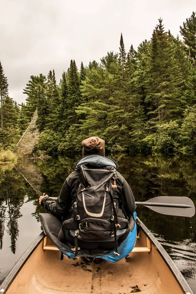 Niña piragüismo con canoa en el lago de dos ríos en el parque nacional algonquin en Ontario Canadá en día nublado — Foto de Stock