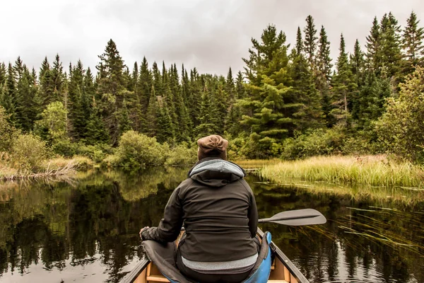 Kenu, kajak-kenu a két folyó, a algonquin nemzeti park a kanadai Ontario-tó felhős napon lány — Stock Fotó