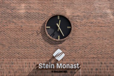 Quebec, Kanada 12.09.2017 Vintage istasyonu saat üstünde A kırmızı tuğla duvar editoryal bina Stein Monat avukat