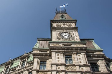 Quebec City Kanada quebec bir güneşli gün mavi gökyüzü üzerinde bayrağı ile bina klasik Saat Kulesi