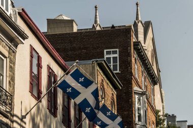 Quebec bayrak Québec alt şehirde - basse ville büyük bölümünün eski bir evin önünde