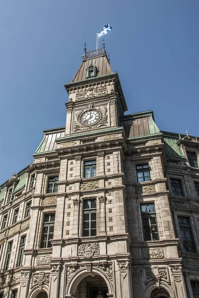 Classic clocktower edifício Quebec City Canadá com bandeira de quebec em um dia ensolarado céu azul — Fotografia de Stock