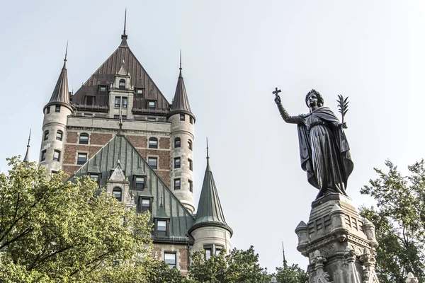 Канада Квебек Сити Фонтан Памятник веры женщина перед Шато Фронтенак туристической достопримечательностью ЮНЕСКО — стоковое фото