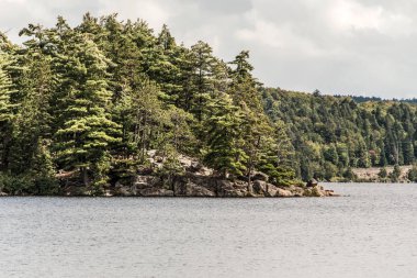 Kanada Ontario Gölü yakınındaki su Algonquin Milli Parkı'nda iki nehrin doğal Tabiat Manzarası