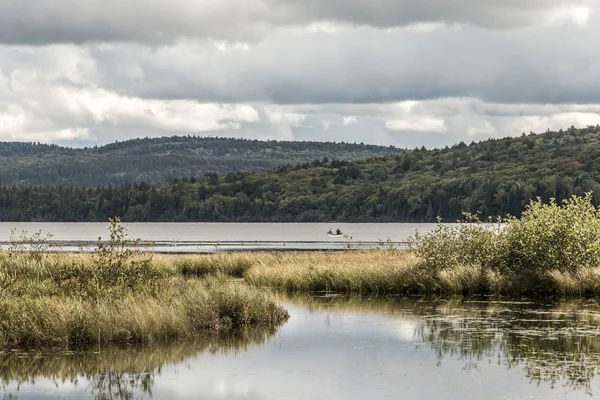 Kanada Ontario Lake av två floder par på en kanot kanoter på vattnet Algonquin National Park — Stockfoto