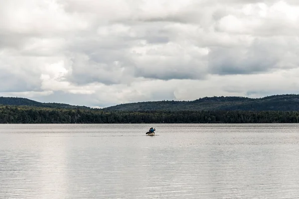 Canada Ontario poel van twee rivieren paar op een kano kano op het water Algonquin Nationaal Park — Stockfoto