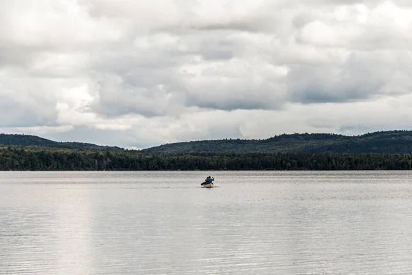 Canadá Ontario Lago de dos ríos Pareja en una canoa Canoas en el agua Parque Nacional Algonquin — Foto de Stock