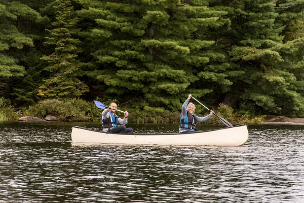 Canadá Ontario Lago de dos ríos Pareja en una canoa Canoas en el agua Parque Nacional Algonquin — Foto de Stock
