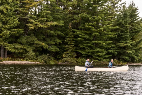 Canada Ontario Lago di due fiumi Coppia su una canoa Canoe sull'acqua Algonquin National Park — Foto Stock